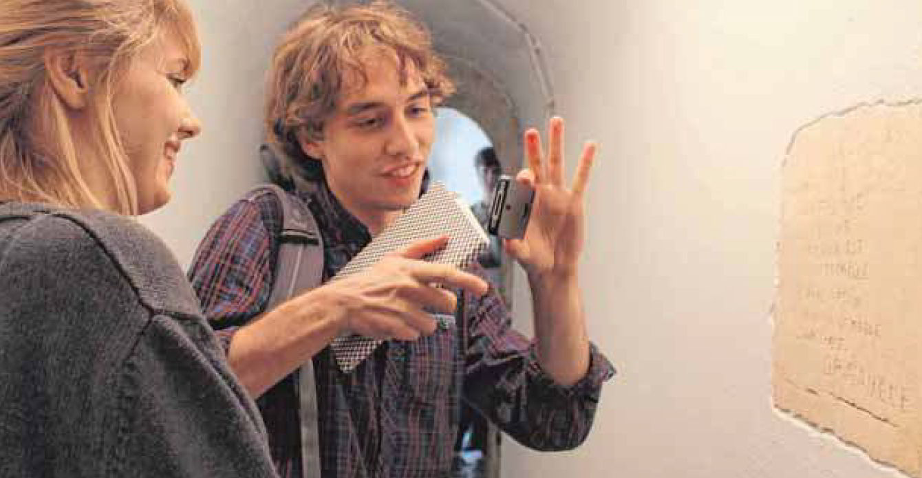 Studenten fotografieren das bekannte Graffito zum Lobe Pétains. Studenten fotografieren das bekannte Graffito zum Lobe Pétains.