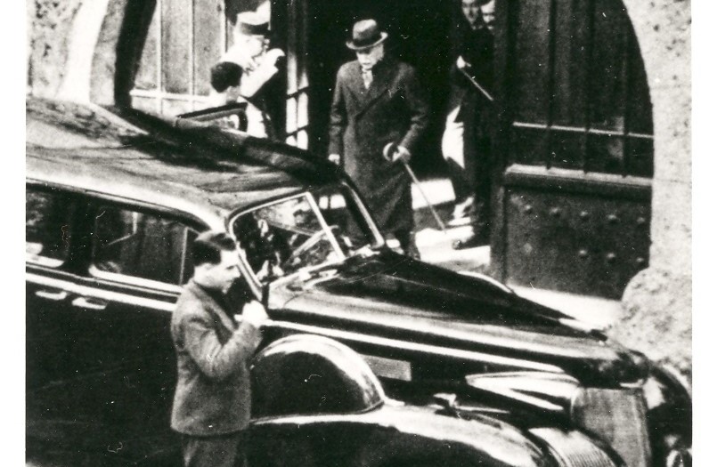 Philippe Pétain mit Cadillac vor dem Schloss
